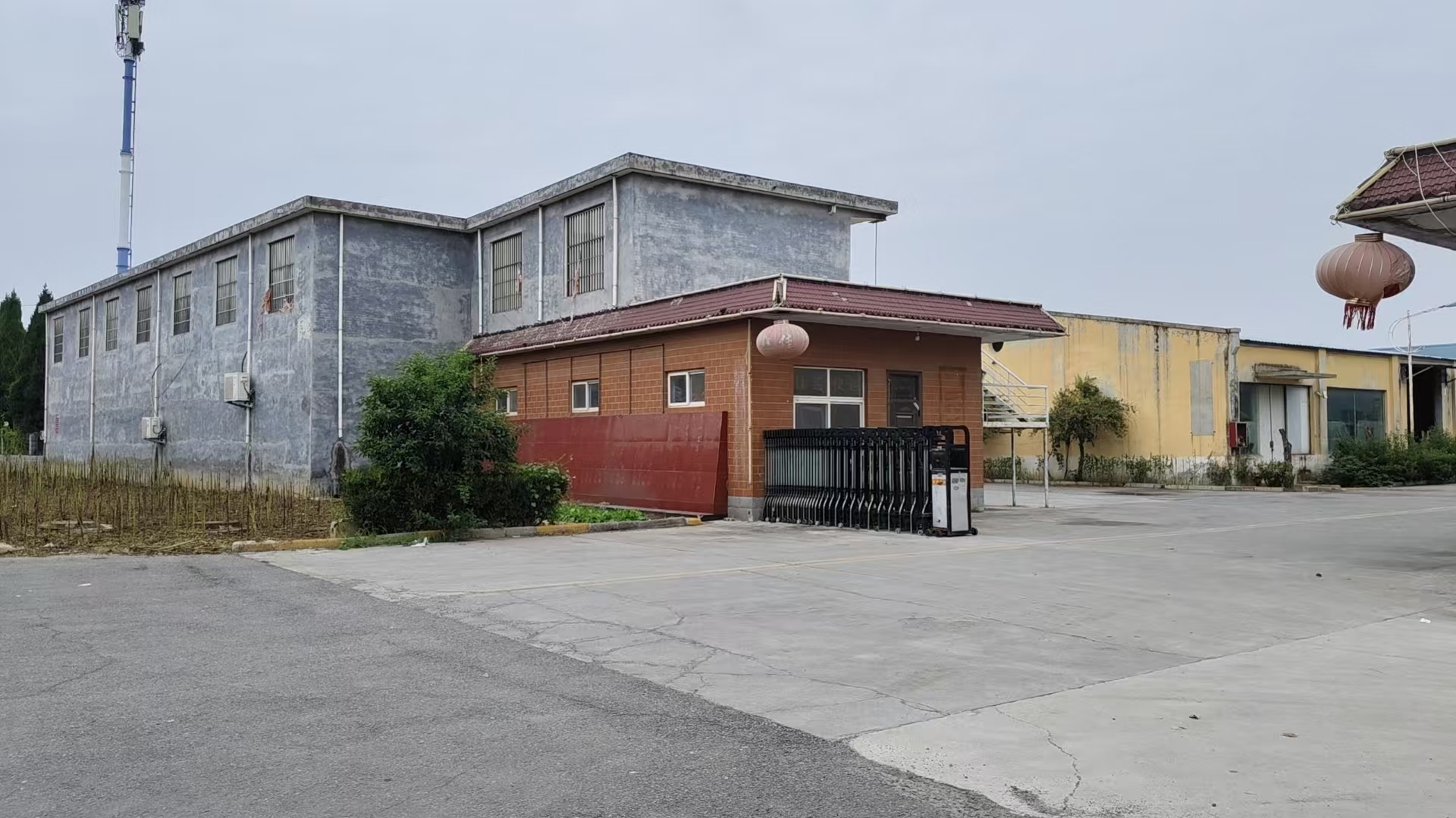 廠(chǎng)區(qū)大門(mén)